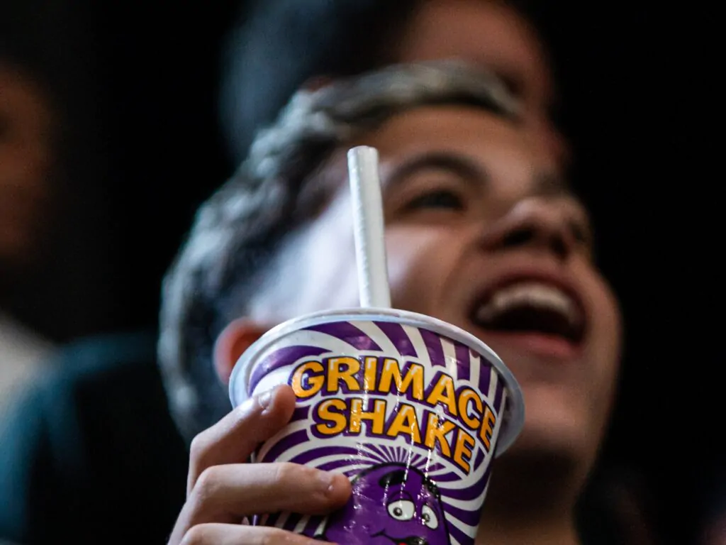 Público jovem acompanhando a Kings League Brasil em experiência de entretenimento e ativação de marca do McDonald’s.