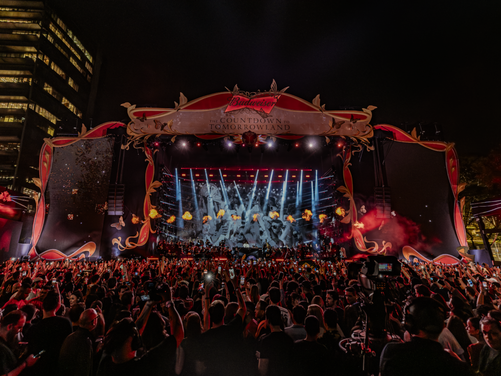 Evento Budweiser com cenografia inspirada no Tomorrowland