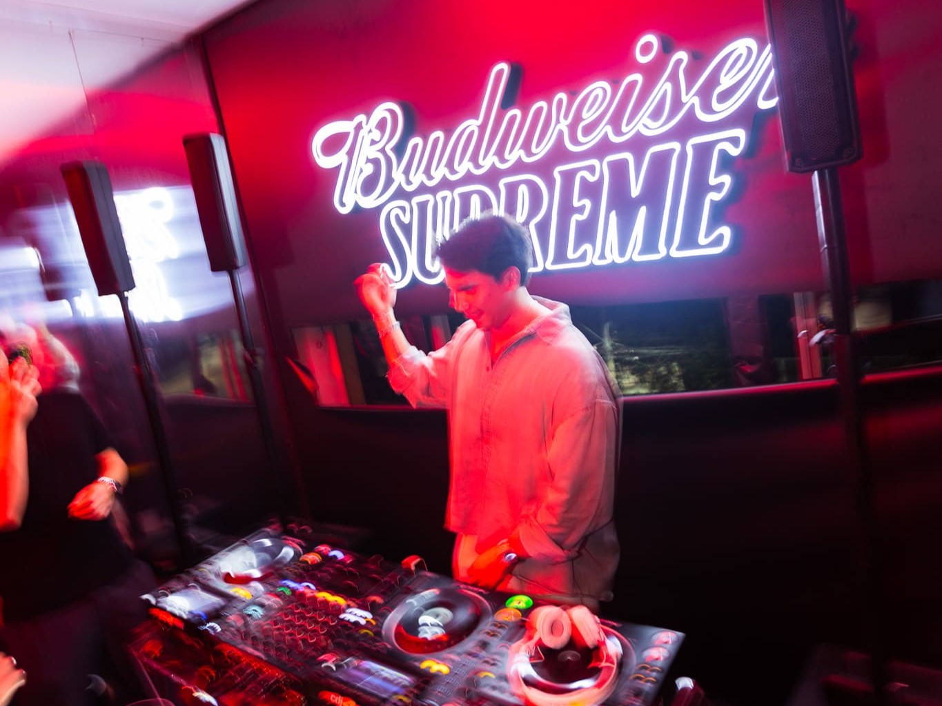 Apresentação do DJ KVSH em evento da Budweiser
