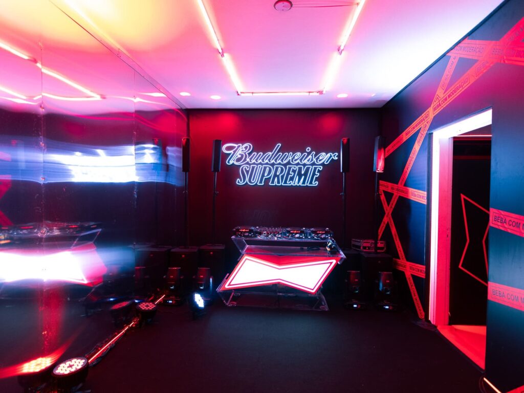 Comunicação visual da Budweiser Supreme no evento de lançamento