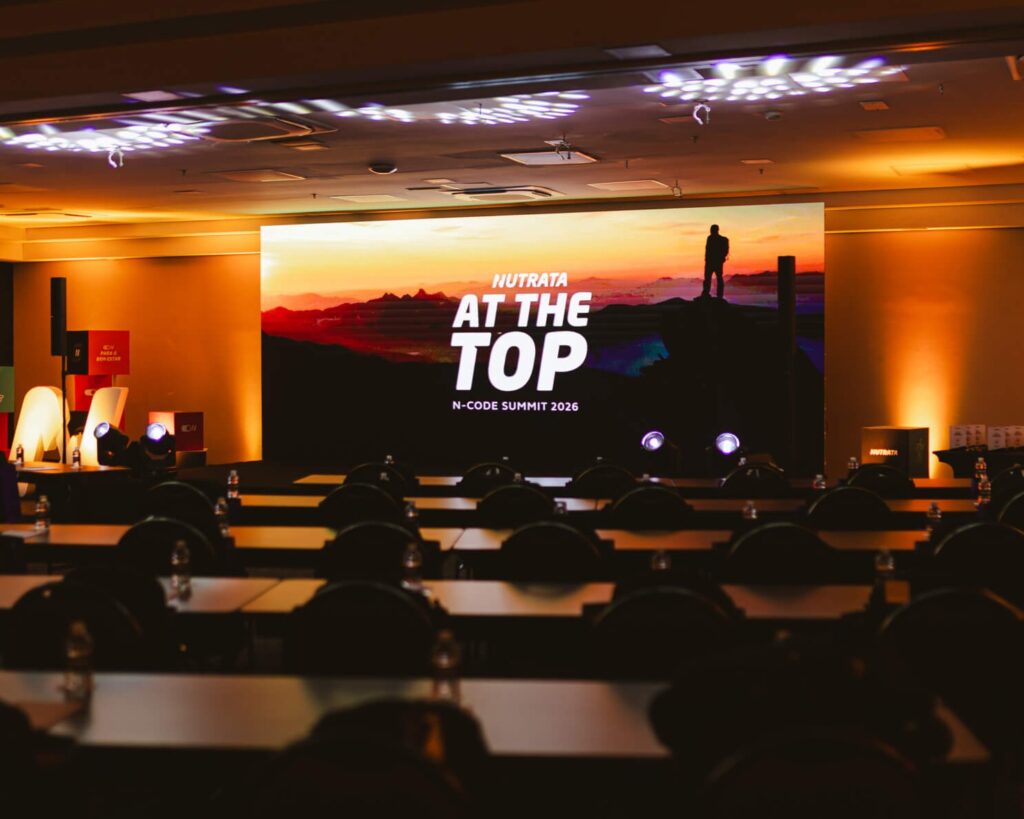 Ambientação visual At The Top para evento corporativo Nutrata