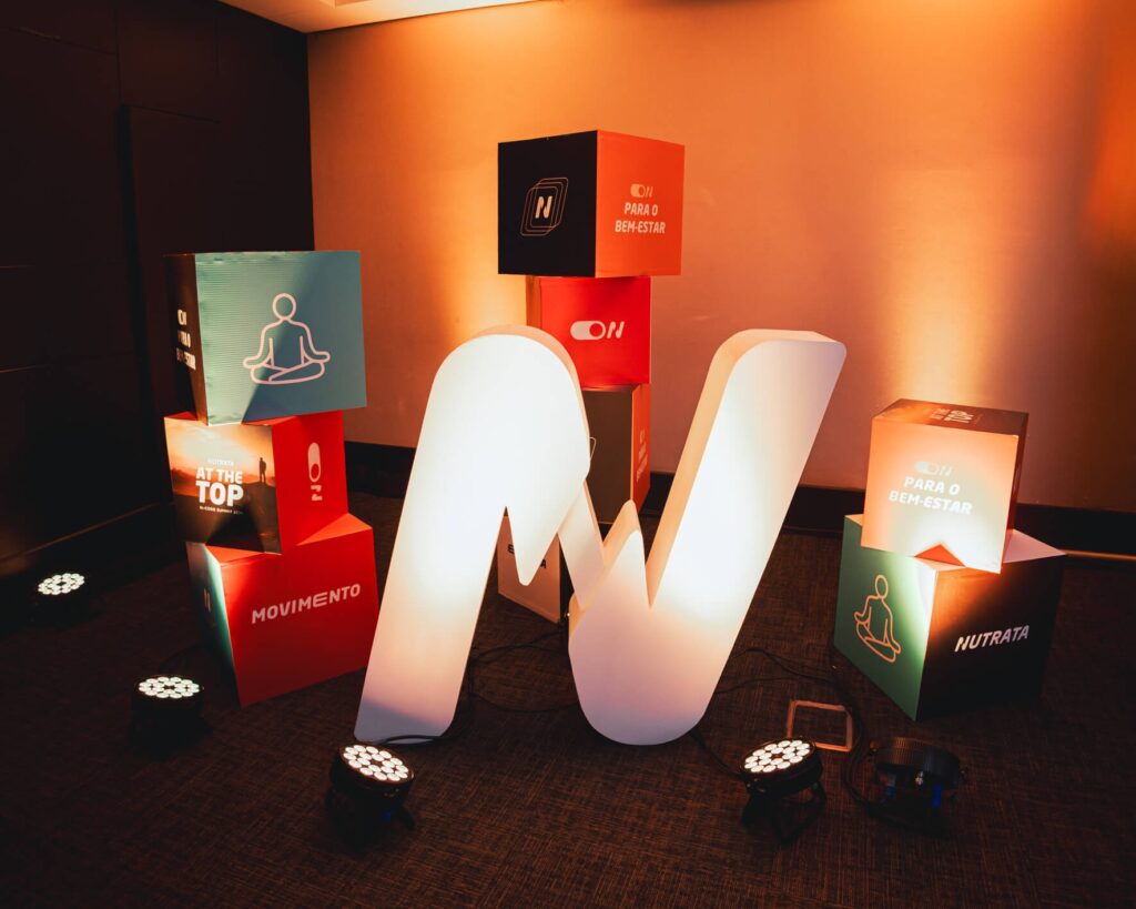 Jornada de evento corporativo com integração, plenária e premiação