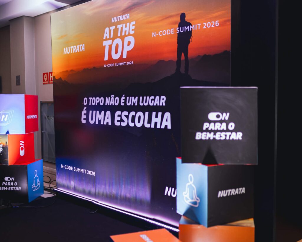 Jornada de evento corporativo com integração, plenária e premiação