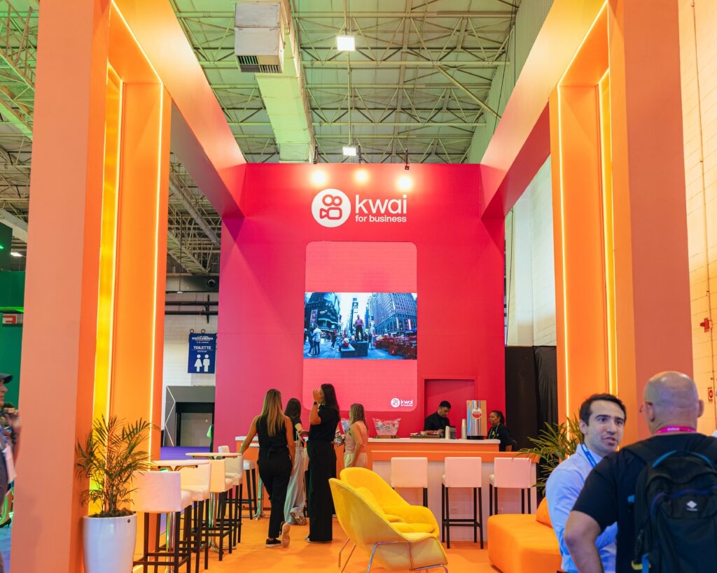 Área interna do stand com lounge e mesa de reunião