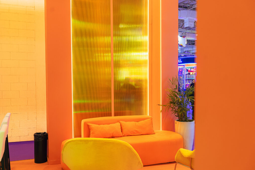 Ambiente de relacionamento em stand para feira B2B