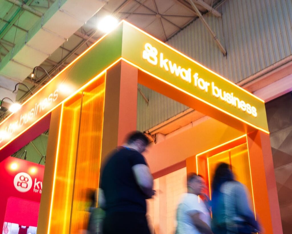 Fachada do stand Kwai for Business com comunicação visual vibrante
