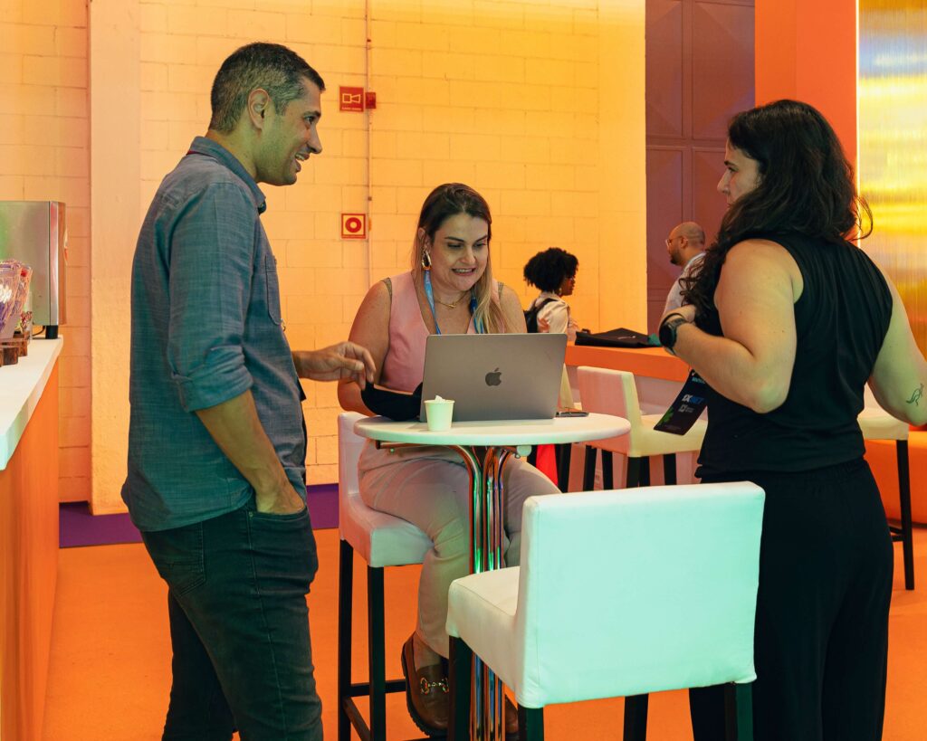 Ambiente de relacionamento em stand para feira B2B