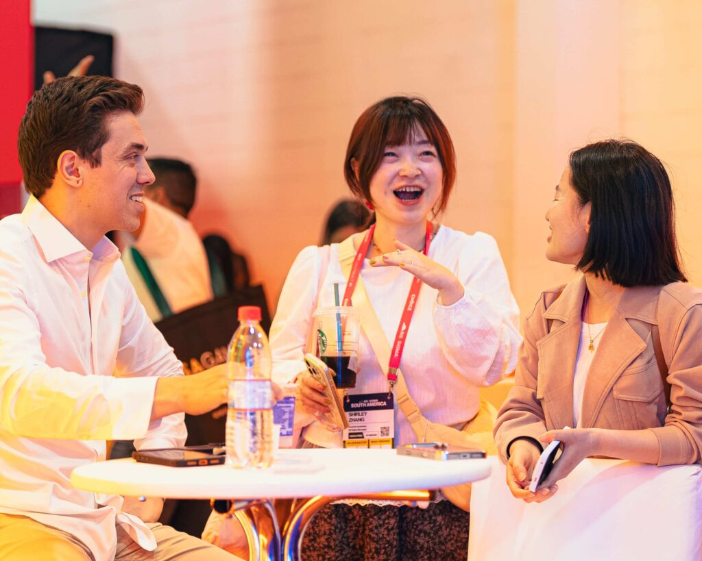 Ambiente de relacionamento em stand para feira B2B