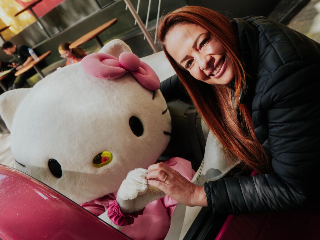 Hello Kitty durante ação do Méqui pela cidade