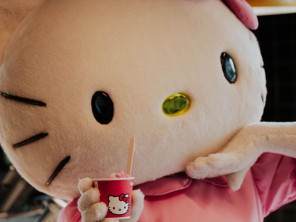 Hello Kitty durante ação do Méqui pela cidade