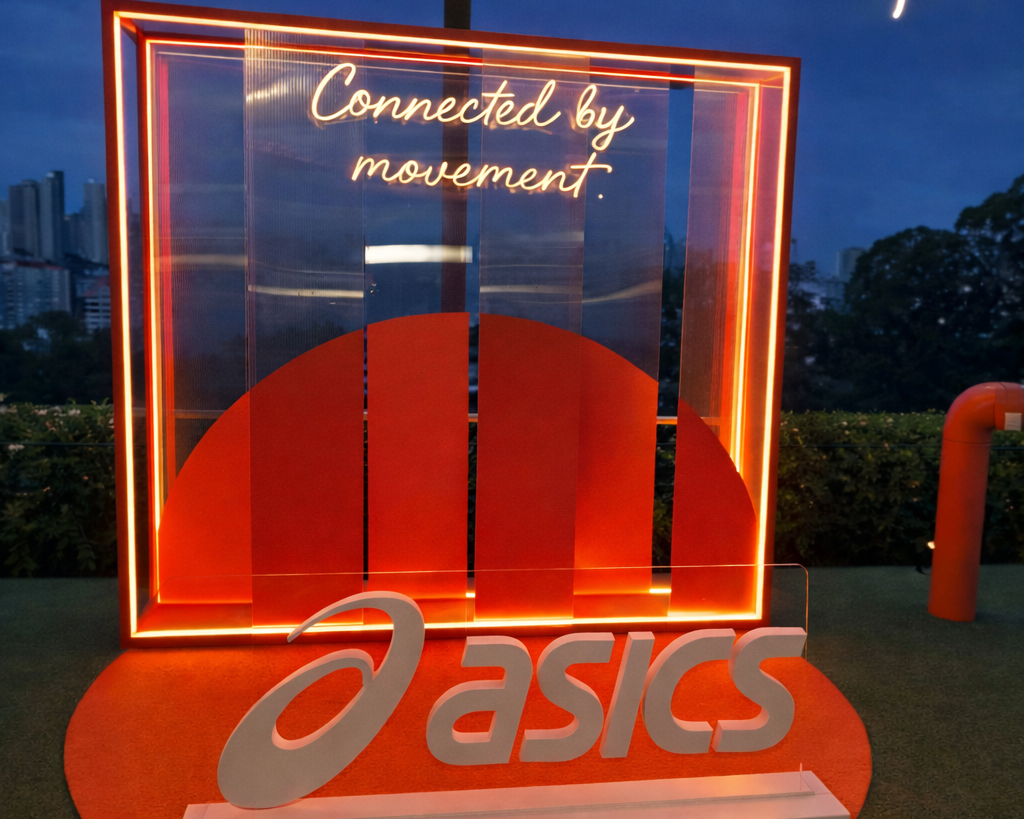 Cenografia com sol e degradê sunset para evento corporativo ASICS