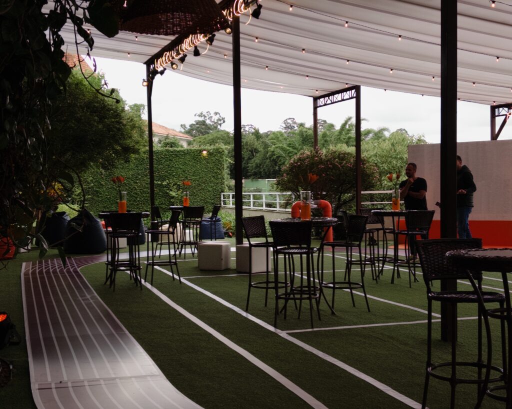 Lounge de equilíbrio e integração na confraternização ASICS