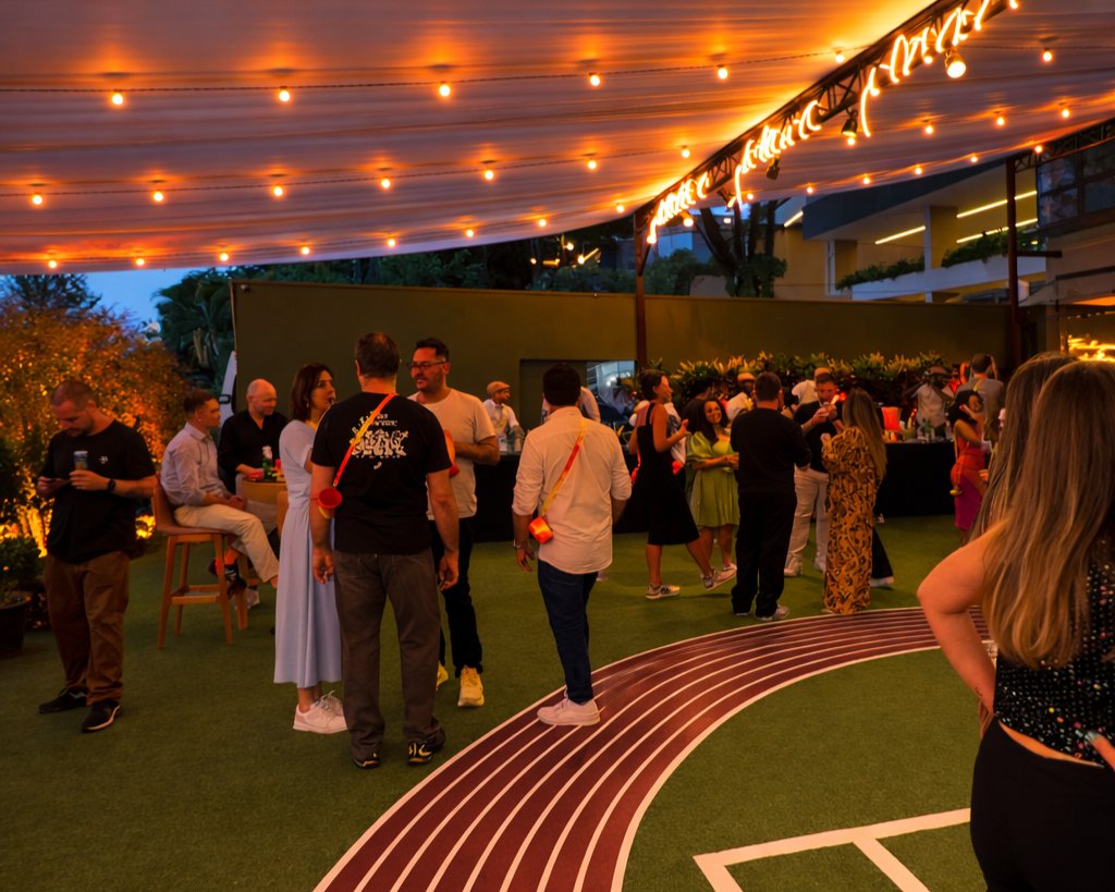 Lounge de equilíbrio e integração na confraternização ASICS