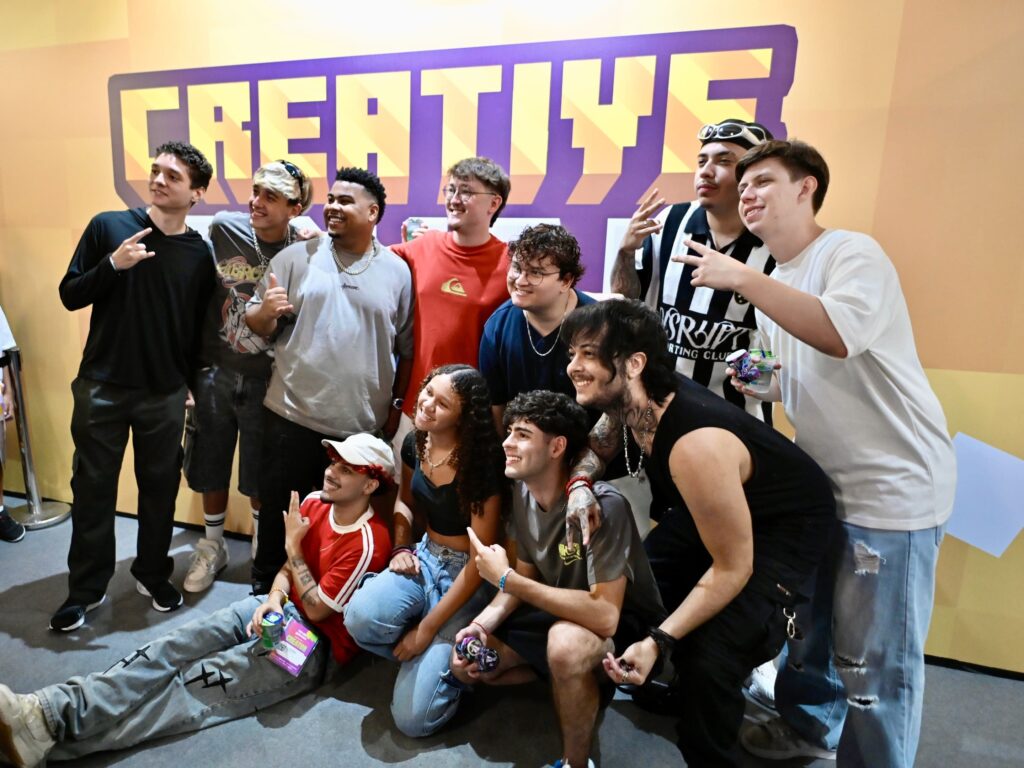 Famílias e jovens reunidos na EP Games para vivenciar jogos, tecnologia e cultura geek