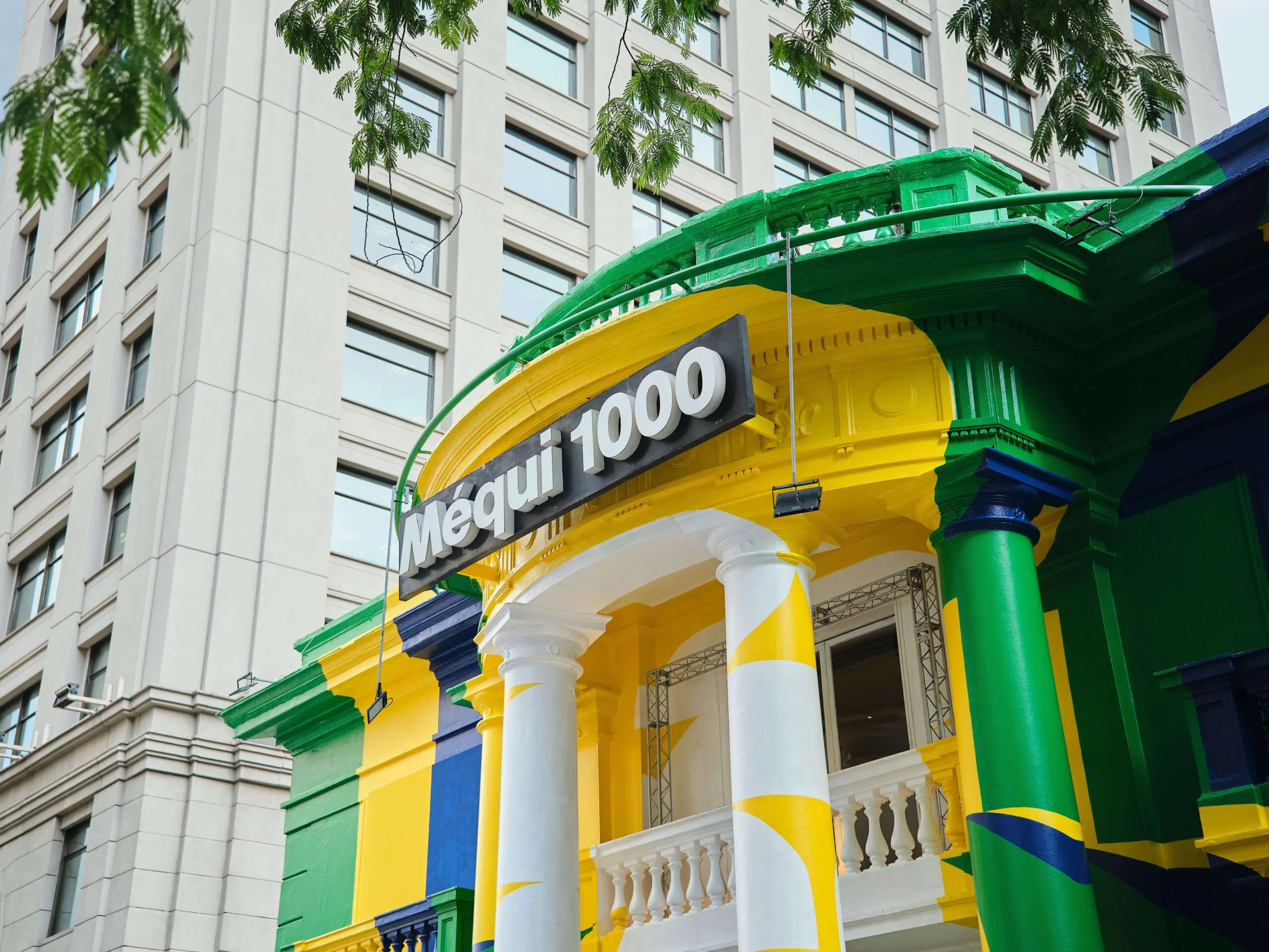 Experiência de live marketing com identidade visual forte e elementos reconhecíveis da marca