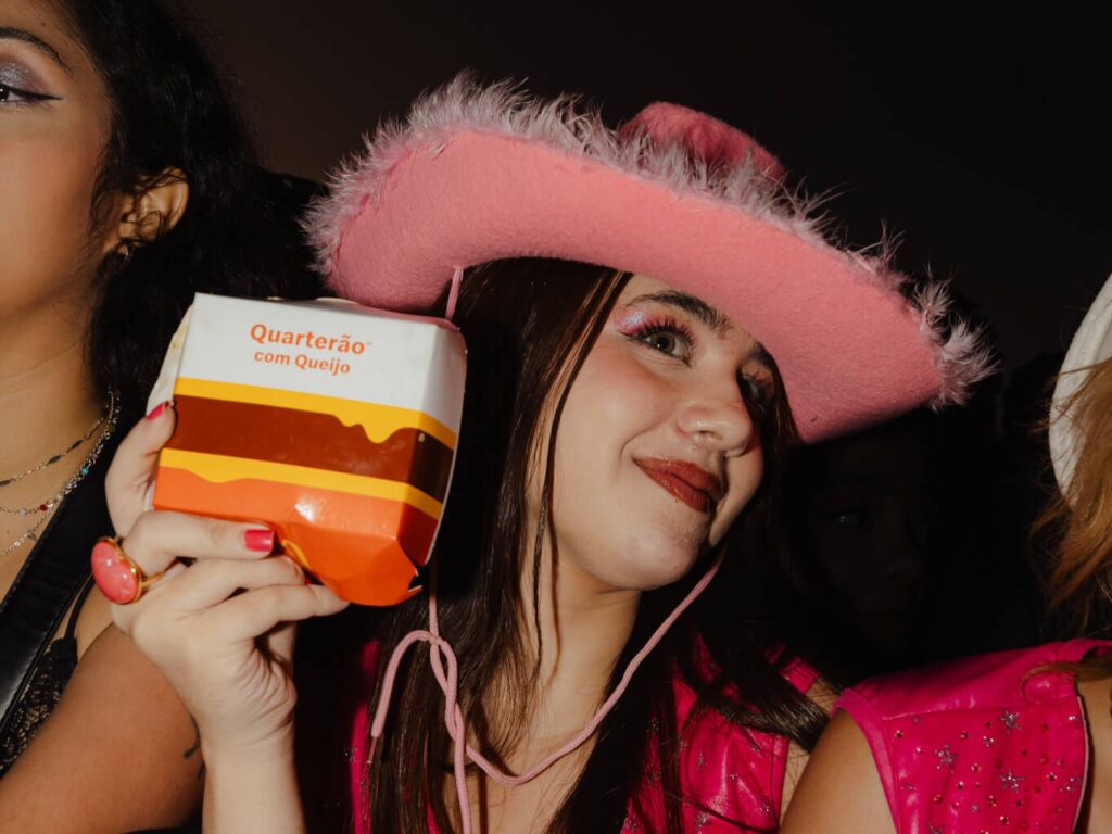 Live marketing em festival com fãs interagindo com ativação de marca.