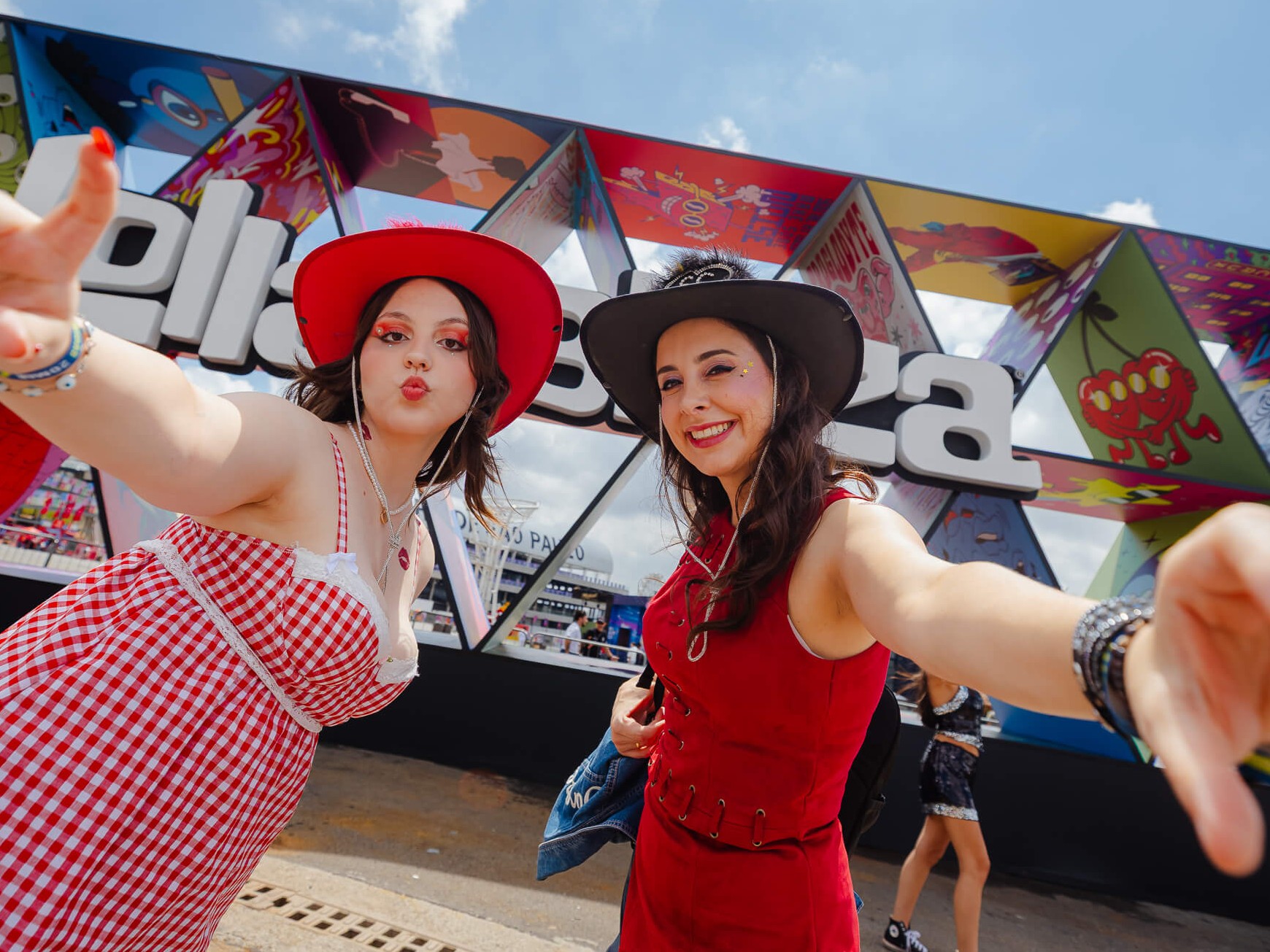 Público em festival vivendo experiência de marca conectada ao universo de fandoms e live marketing.