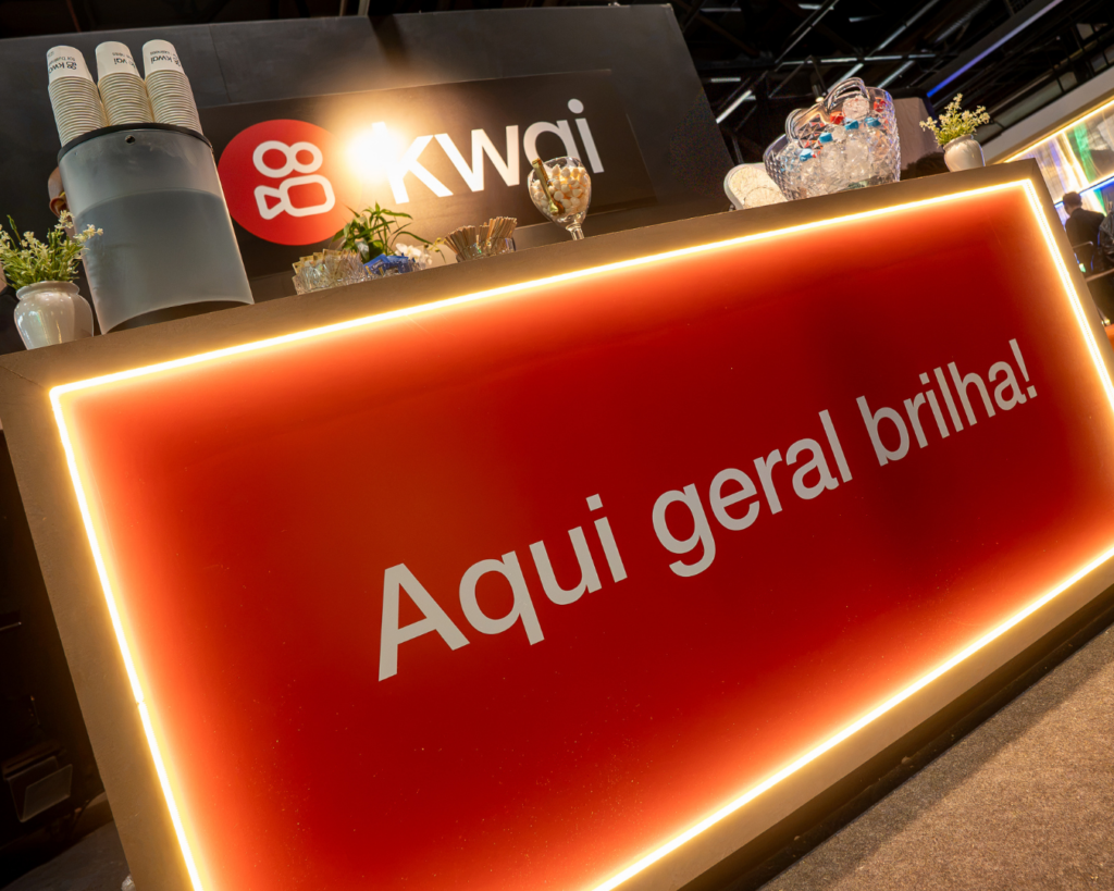Fachada do stand do Kwai no Fórum E-Commerce Brasil 2026
