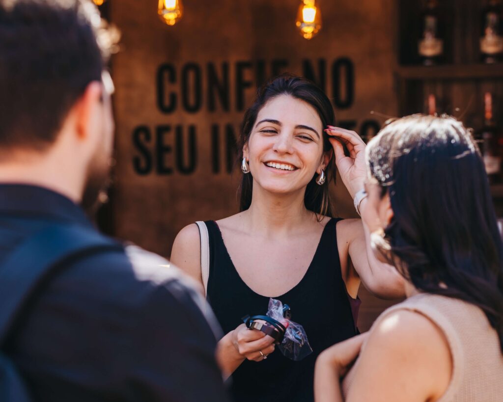 público interagindo com as ativações de marca