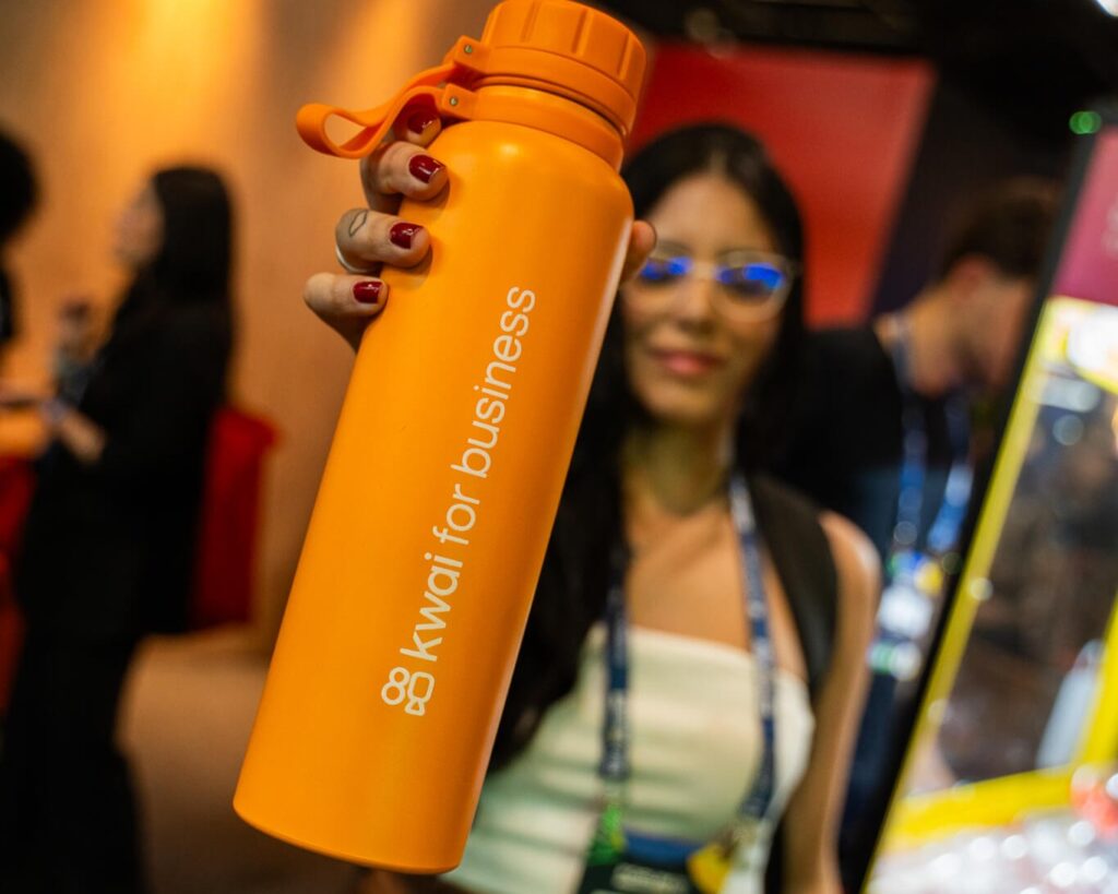 Público visita o stand do Kwai no Fórum E-Commerce Brasil 2026