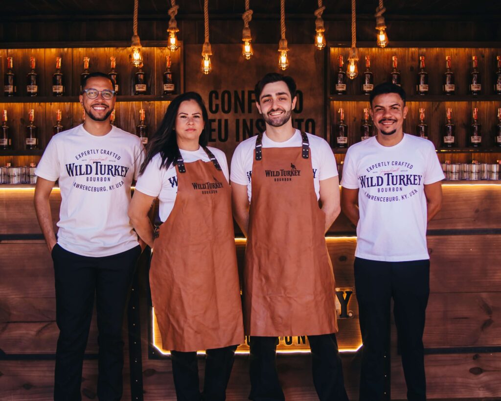Promotores da ativação promocional de marca conectando experiência presencial e relacionamento com o público.